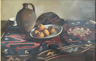 un tableau représentant un bol de pêches et une cruche posés sur une table