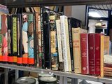 de nombreux livres sur l'étagère de la pièce