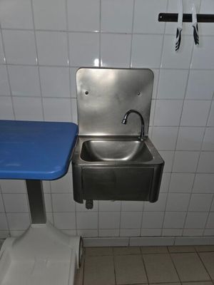 un lavabo et une table bleue dans des toilettes publiques