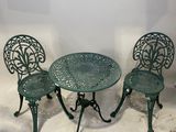 trois chaises et une table dans une pièce