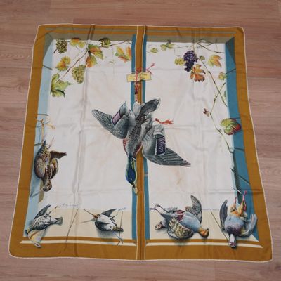 une photo d'une nappe ornée d'oiseaux