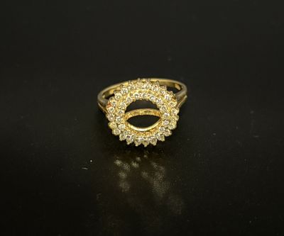 une bague en or jaune avec des diamants sur une surface noire