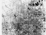 une photo en noir et blanc d'une carte d'une ville