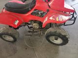 un quad rouge garé dans un garage
