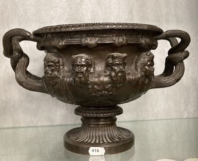 un vase en bronze exposé dans une vitrine