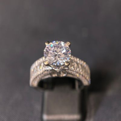 gros plan d'une bague en diamant sur une surface noire