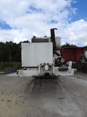 un camion blanc garé dans la poussière