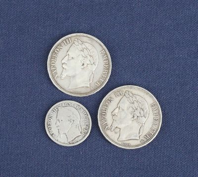 trois pièces d'argent britanniques, dont l'une est un souverain et l'autre est un souverain