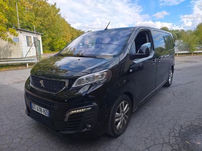une photo d'une camionnette noire garée sur le bord de la route