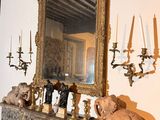 une cheminée sur laquelle sont posées des bougies et un miroir