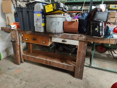 un établi en bois sur lequel sont posés tout un tas d'objets