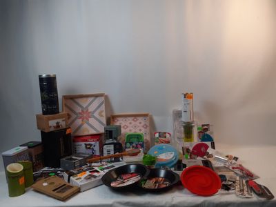 une table sur laquelle sont posés de nombreux objets