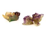 deux petites figurines représentant des fleurs sur un fond blanc