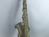 un gros plan d'un saxophone sur fond blanc