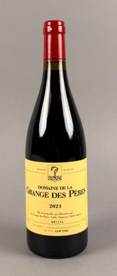une bouteille de vin posée sur une table
