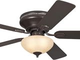 un gros plan d'un ventilateur de plafond équipé d'une lampe