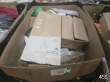 une boîte en carton remplie d'objets posés sur le sol