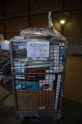 un chariot métallique contenant de nombreux articles dans un entrepôt