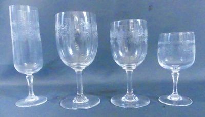 quatre verres à vin vides sont alignés sur une table
