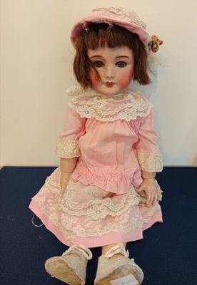 UNIS FRANCE (taille 301), Poupée tête en porcelaine, bouche …