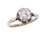 gros plan d'une bague en diamant sur fond blanc