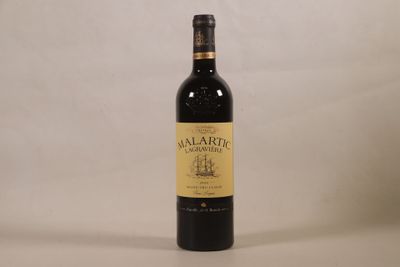 la bouteille de vin est posée sur la table, prête à être consommée