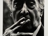 photographie en noir et blanc d'un homme avec une cigarette à la bouche