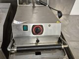 une machine posée sur le comptoir d'une cuisine
