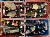 de nombreuses bouteilles vides dans les poubelles posées par terre
