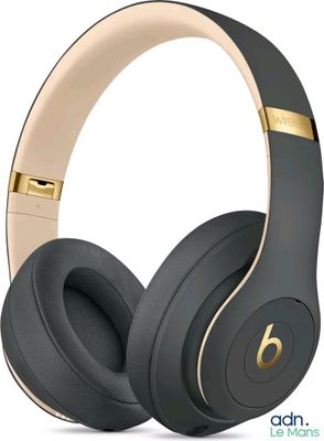 une paire d'écouteurs « Beats on Ear » sur fond blanc