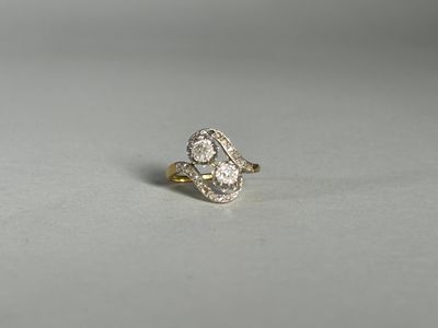 gros plan d'une bague en diamant sur une table