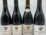 trois bouteilles de vin rouge sont alignées sur une table