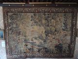 une tapisserie accrochée au mur d'une pièce