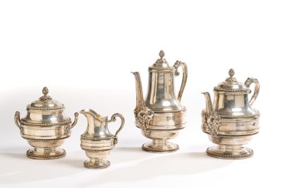trois théières en argent et deux cafetières posées les unes à côté des autres