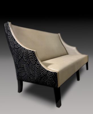 Banquette à structure en bois teinté, assise couleur champag…