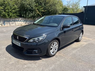 La voiture grise est garée sur le parking.