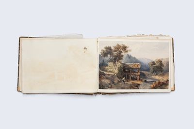 un livre ouvert dont la couverture représente une calèche