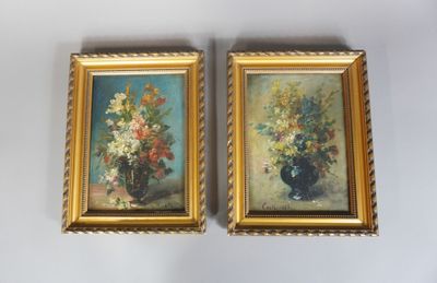 une paire de tableaux représentant des fleurs dans un vase posé sur une table
