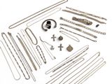 un assortiment de chaînes et de bracelets variés sur un fond blanc
