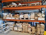 beaucoup de cartons sur les étagères de l'entrepôt