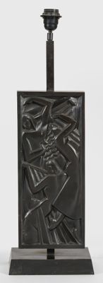 une image représentant un bougeoir noir orné d'un motif métallique