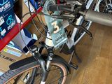 un vélo garé dans une pièce avec d'autres vélos