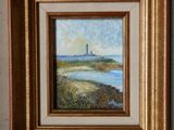 peinture à l'huile encadrée représentant un phare sur une plage au bord d'un plan d'eau