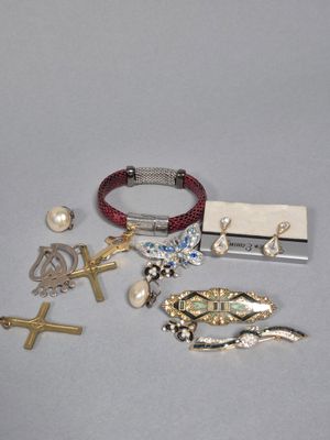 Ensemble de bijoux fantaisie comprenant : bracelet, broches,…