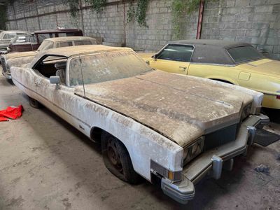 de nombreuses voitures anciennes garées dans un garage