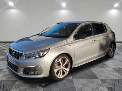 la voiture argentée est garée sur un carrelage à carreaux
