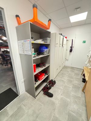 une pièce où il y a tout un tas de chaussures sur les étagères