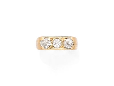 une bague à trois pierres en diamant