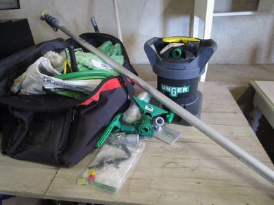 une image représentant une table sur laquelle se trouvent un sac et un aspirateur