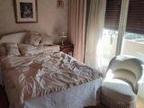 un lit avec une couette blanche et une chaise dans une chambre